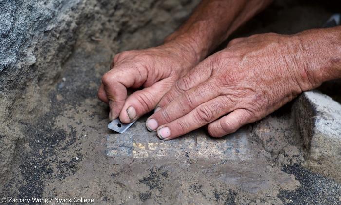 Unter den Schichten der bewegten Geschichte des Heiligen Lands: Zum ersten Mal seit fast 2000 Jahren kommt das römische Mosaik wieder ans Tageslicht.