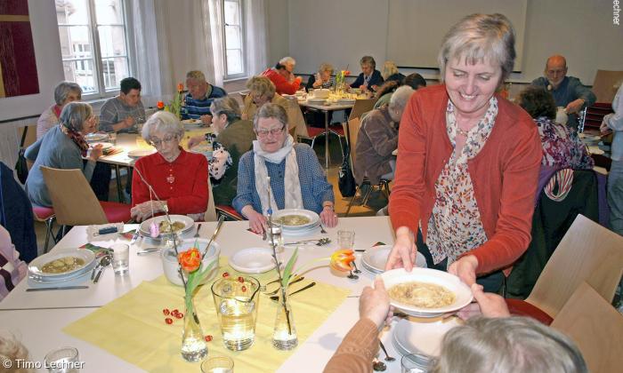 Petra Messingschlager, Gemeindediakonin in Bruck bei Erlangen, beim Mittagstisch.