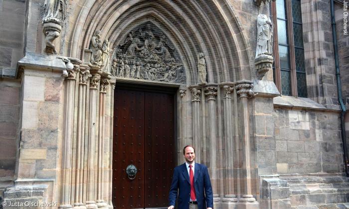 Jonas Schiller, vor dem frisch renovierten Weltgerichtsportal der Nürnberger Kirche St. Sebald