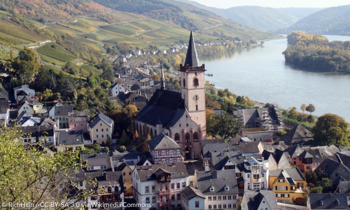 Lorch am Rhein mit der katholischen St. Martinskirche.
