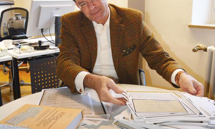 Autor Peter Fleischmann mit seinem Buch und den Kopien der Sprechkarten zu Hitlers Haft in Landsberg am Lech.