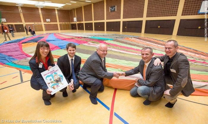 Der Fluchtballons liegt derzeit in der Frankenhalle in Naila