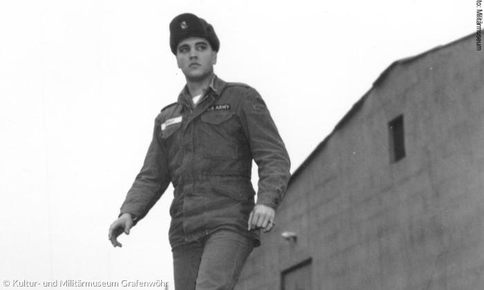 Elvis vor seiner Baracke im Camp Algier