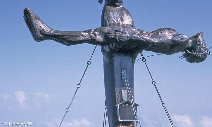 Pieta als Gipfelkreuz auf der Schönfeldspitze.