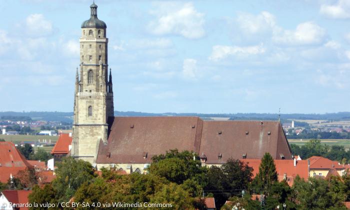 Die Nördlinger Stadtkirche St. Georg mit ihrem Turm, der den schönen Namen »Daniel« trägt.