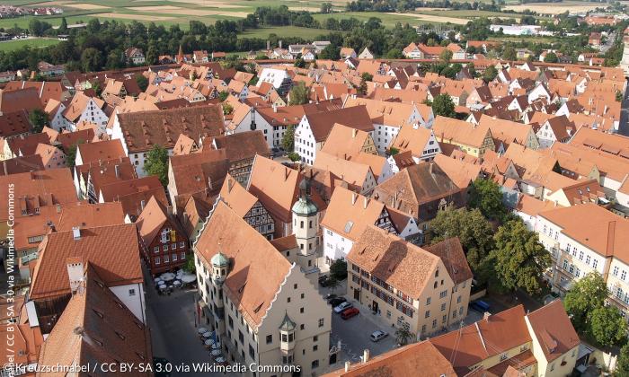 Blick vom Daniel auf die Nördlinger Altstadt und nach Norden ins Ries hinaus. Am Horizont ist der 25 Kilometer entfernte Hesselberg zu sehen.