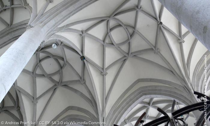 Das Kreuzrippengewölbe im Inneren der Nördlinger St. Georgskirche.