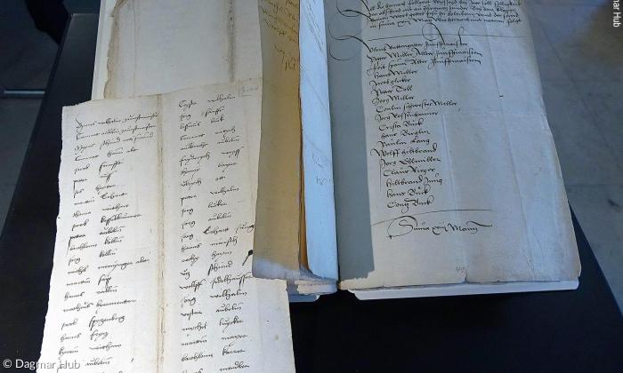 Die Abstimmungslisten der Ulmer über die Einführung der Reformation sind im Stadtarchiv zu sehen.