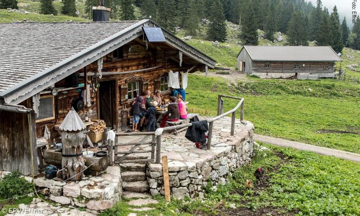 Krottentaler Alm mit Wanderern.