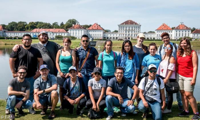 Die Gruppe der salvadorianischen und bayerischen Jugendlichen vor Schloss Nymphenburg.