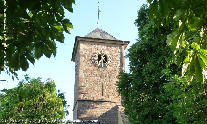 Der Turm der Jakobskirche in Herxheim am Berg, in dem eine »Hitlerglocke« schlägt.