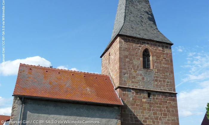 Die spätgotische Chorturmkirche St. Wendelinus in Essingen gehört als ehemalige Simultankapelle Protestanten und Katholiken gemeinsam. Auch in ihrem Turm könnte eine »Hitlerglocke« hängen.