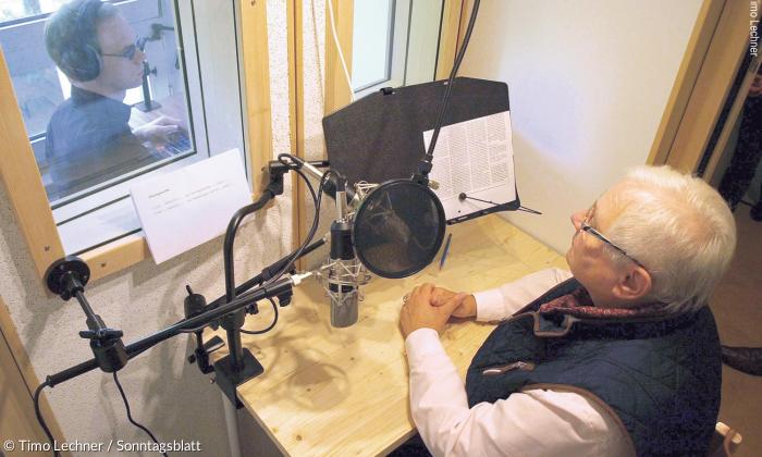 Achtung, Aufnahme: Rosemarie Messelhäuser spricht ihren Text ein, Martin Weigert sorgt am Computer für den Sound. So entstehen die Hör-CDs der Blinden- und Sehbehindertenseelsorge.