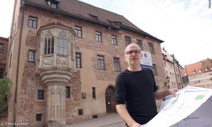Architekt Johannes Fritsch vor dem Sebalder Pfarrhof in Nürnberg.