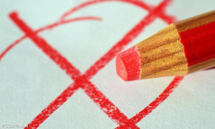 Wahlen: Rotes Kreuz auf Papier