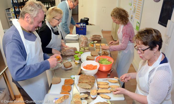 Ehrenamtliche bereiten bei der Würzburger Kindertafel gesunde Pausenbrote für Kindergartenkinder und Schüler zu.