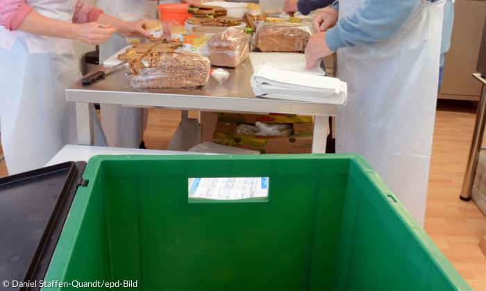 Nachdem die Brote geschmiert sind, werden sie zusammen mit Obst und Getränken in Kisten gepackt. Jede belieferte Einrichtung erhält die Pausensnacks gesammelt und verteilt das Essen selbst weiter. Die Ehrenamtlichen wissen nicht, wer die Pausenbrote bekommt.