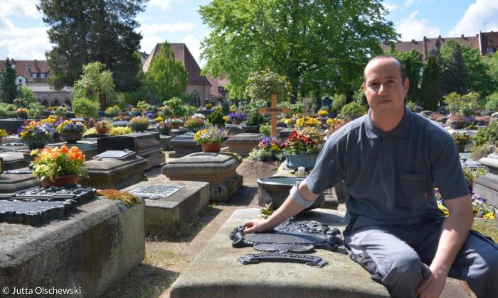 Friedhofspfleger Marc Beschner auf dem Nürnberger Johannis-Friedhof