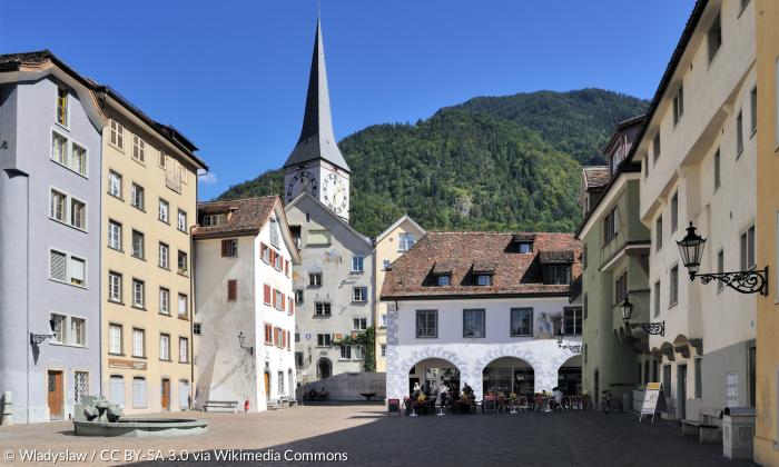 Die Churer Altstadt: Blick vom Platz Arcas auf den Kirchturm der reformierten Martinskirche.