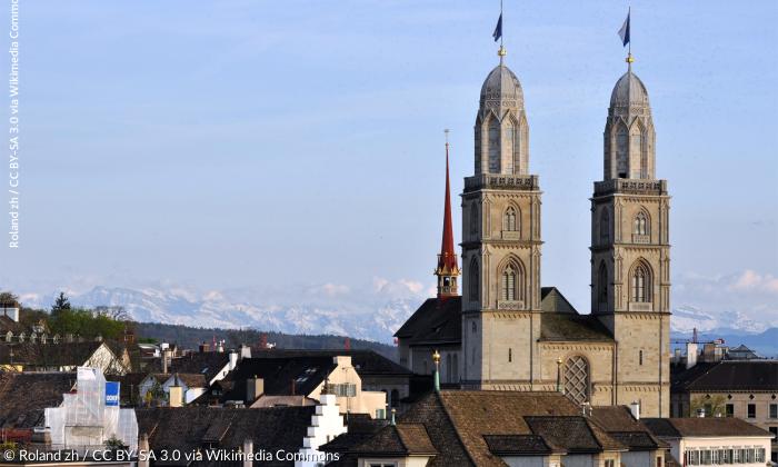 Das Zürcher Großmünster mit abendlichem Blick ins Gebirge.das Zürcher Großmünster mit Blick ins Gebirge.