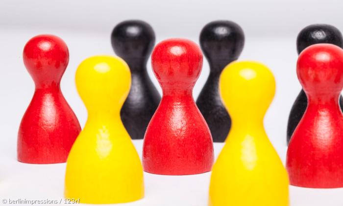 Spielfiguren in Schwarz, Rot, Gold