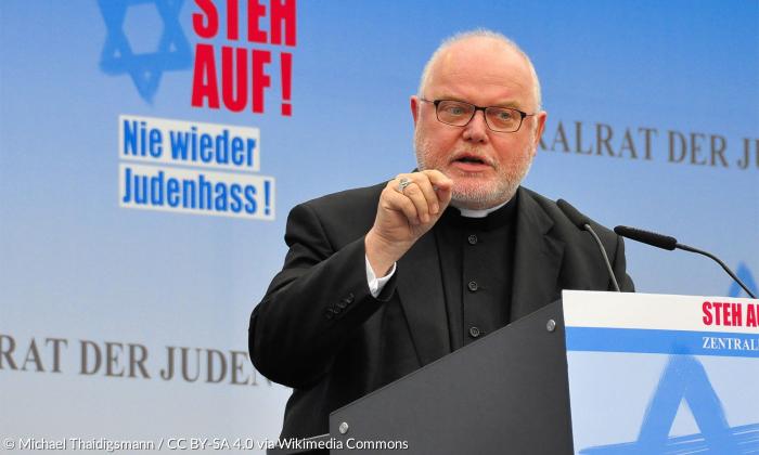 Kardinal Reinhard Marx spricht bei einer Kundgebung des Zentralrats der Juden in Deutschland gegen Antisemitismus (Berlin, 14. September 2014).