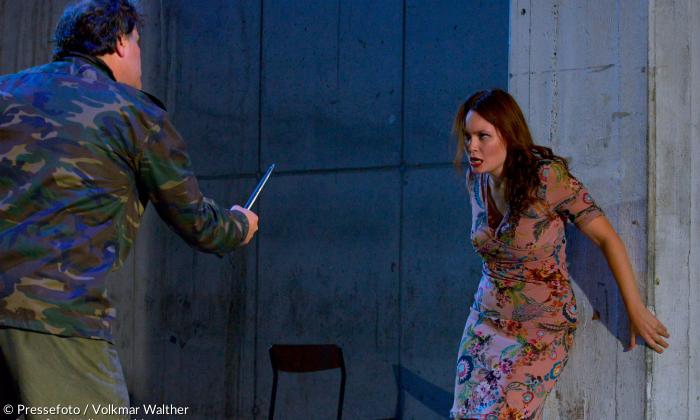 Carmen« im »Mixed Munich Arts«: Don José (Anton Klotzner) bedroht Carmen (Cornelia Lanz) mit dem Messer. Am Ende wird er es - während gleichzeitig in der Arena der Stier stirbt - in ihren Leib stoßen, um sie zu töten.