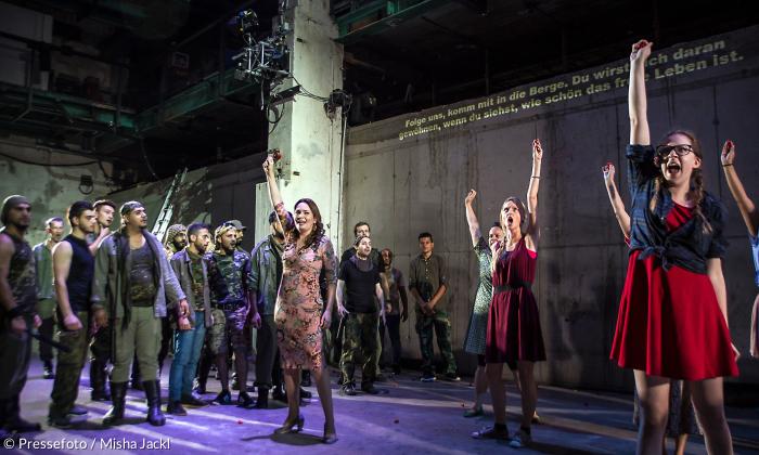 »Carmen« im »Mixed Munich Arts«: Carmen (Cornelia Lanz) mit Soldaten und anderen Näherinnen der Textil-Maquila.