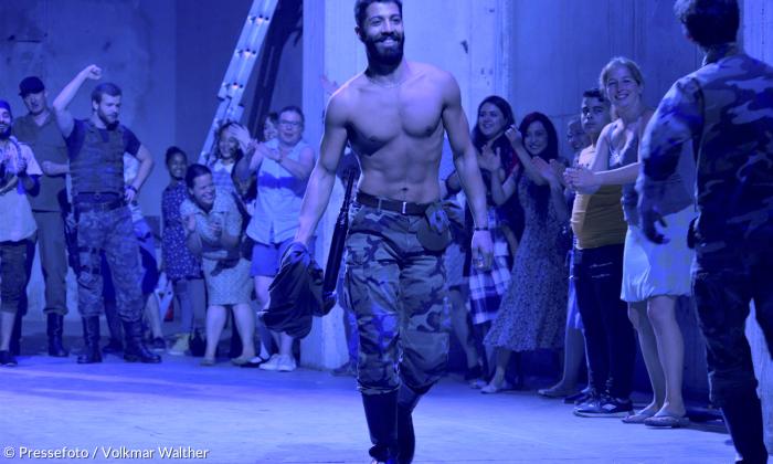 »Carmen« im »Mixed Munich Arts«: Mohammed Mousa ist einer der Soldaten - und zeigt den Damen, was er hat.