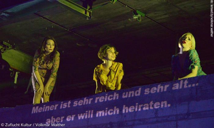 »Carmen« im »Mixed Munich Arts«: Carmen (Cornelia Lanz) mit den kartenlegenden Zigeunerinnen Mercedes (Judith Beifuß, Sopran) und Frasquita (Anne Elizabeth Sorbara, Sopran).