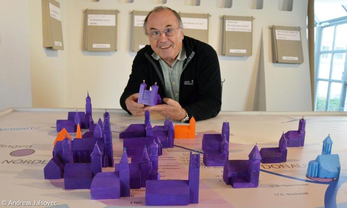 Wilhelm Fischer an der Karte, auf der seine Holzmodelle platziert werden