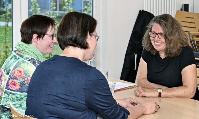 Beratungsgespräch der Epilepsie-Beratung mit Barbara Eberle (re.)
