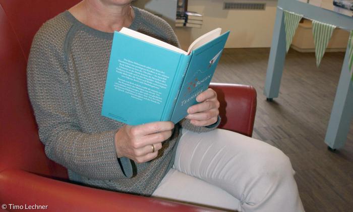 Buchhändlerin Doris Höreth mit dem Buch von Mehrnousch Zaeri-Esfahani