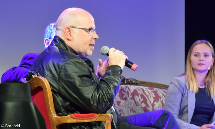 Regionalbischof Hans-Martin Weiss im Gespräch mit den Jugendlichen