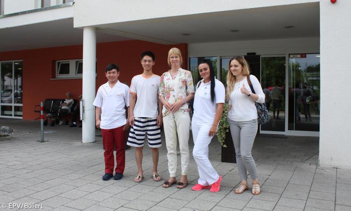 Pflegeleiterin Brenner mit internationalem Team.