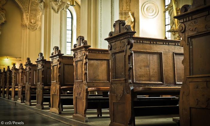 Kirchenaustritt: Leere Kirchenbank