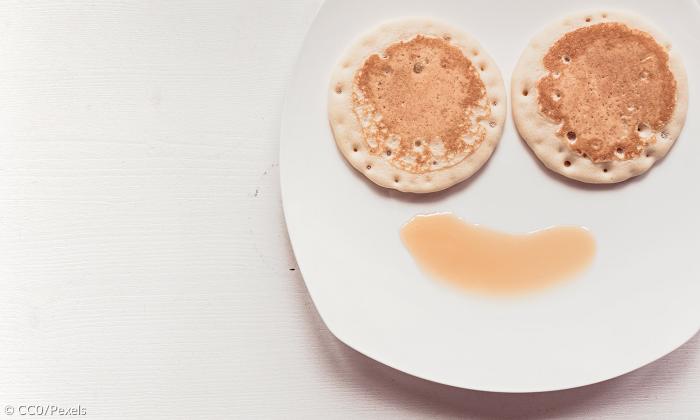 Sonntag Frühstück Teller mit Pfannkuchen