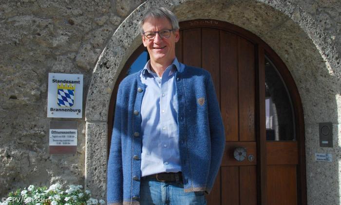 Matthias Jokisch vor seinem Rathaus.