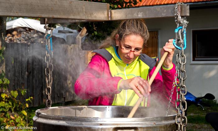 Diakonie-Chefin Indra Baier-Müller beim Bierbrauen