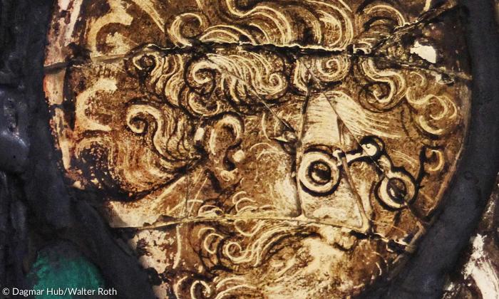 Der Apostel Petrus trägt auf dem Bild der Grablegung Marias eine Brille.