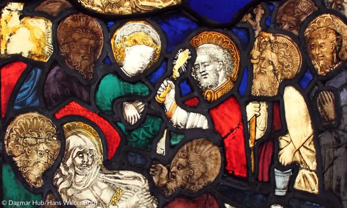 Apostel auf der Glasmalerei der Grablegung Marias im Ulmer Münster