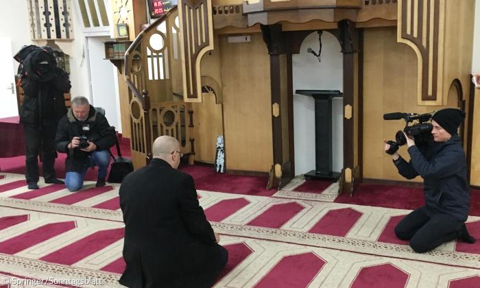 Der Freiburger Islamwissenschaftler und Religionspädagoge Abdel-Hakim Ourghi beim Gebet in der Berliner Dar-as-Salam-Moschee (Neuköllner Begegnungsstätte).