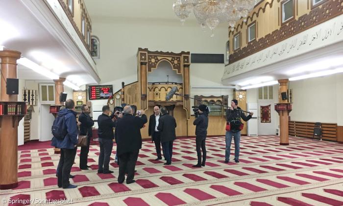 Diskussion nach dem Thesenanschlag Abdel-Hakim Ourghis im Inneren der vom Verfassungsschutz beobachteten Dar-as-Salam-Moschee (»Neuköllner Begegnungsstätte«): Imam Mohamed Taha Sabri lädt Ourghi ein, seine Thesen bei einer Veranstaltung in der Moschee zu diskutieren.