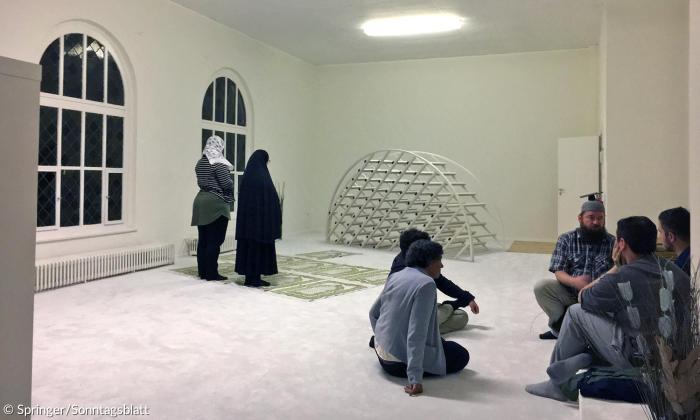 Abendgebet in der Berliner »Ibn Rushd-Goethe«-Moschee. Christian Christian Awhan Hermann - hier im Gespräch mit jungen Besuchern und Moscheemitgliedern - ist homosexuell und Ende August zum Islam konvertiert. Die Moschee befindet sich in Räumen der evangelischen Johanniskirche Moabit.