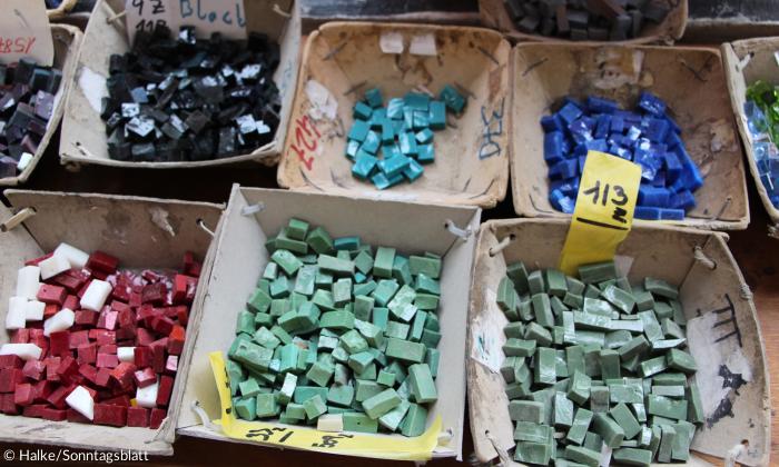 Zahlen und Schälchen: Farben und Qualitäten der Mosaikgläser sind eine Wissenschaft für sich.