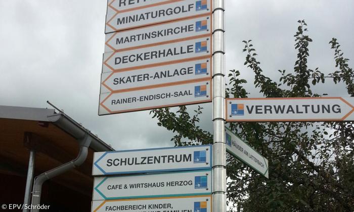 Wegweiser in Herzogsägmühle.
