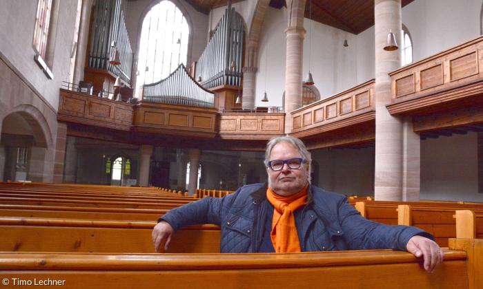Peter Bielmeier, Pfarrer in Nürnberg-Gostenhof, in den Kirchenbänken der Dreieinigkeitskirche. 