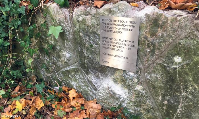 Infotafel zur Figurengruppe von »Böhler & Orendt« im Park des Wildbads Rothenburg
