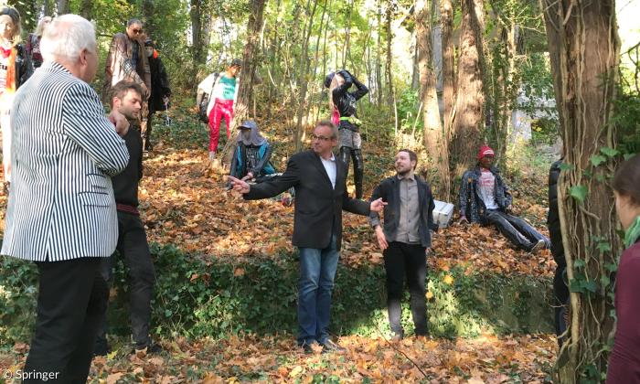 Der landeskirchliche Kunstreferent Helmut Braun (auf dem Bild links oben in der Mitte) zwischen dem Künstler-Duo »Böhler & Orendt« vor der von ihnen geschaffenen Figurengruppe im Park des Wildbads Rothenburg.