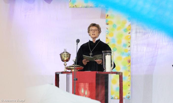 Susanne Kasch beim Freiluftgottesdienst zum »Fest der Freiheit« auf dem Augsburger Rathausplatz.